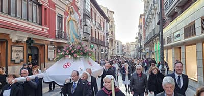 Muestra foto de la procesión de antorchas en la Festividad de Ntra. Sra. de Lourdes 2023